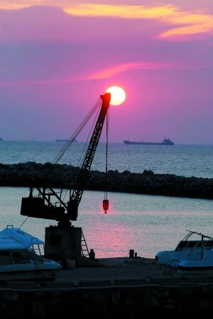 放鸡岛上有浪漫气息，早上看日出，傍晚看夕阳。图为岛边的码头
