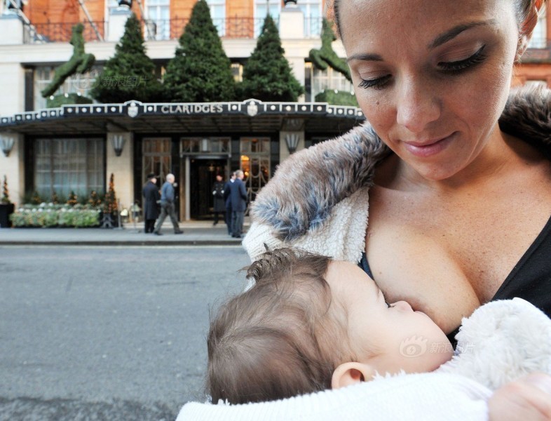 英国酒店要求哺乳妇女遮蔽乳房引示威